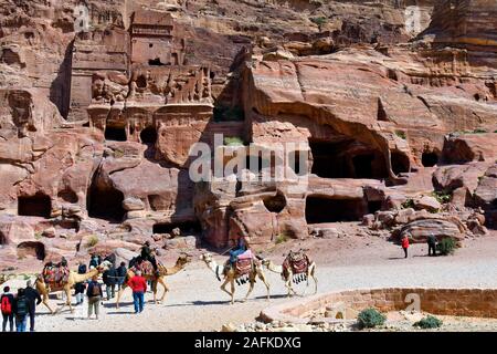 Petra, JORDANIE - Mars 06, 2019 : des personnes non identifiées, et des chameaux à l'UNESCO World Heritage site de l'ancienne Petra Banque D'Images