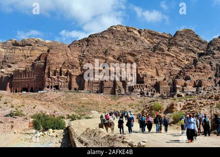 Petra, JORDANIE - Mars 06, 2019 : personnes non identifiées à l'UNESCO World Heritage site de l'ancienne Petra avec des tombeaux royaux en arrière-plan Banque D'Images