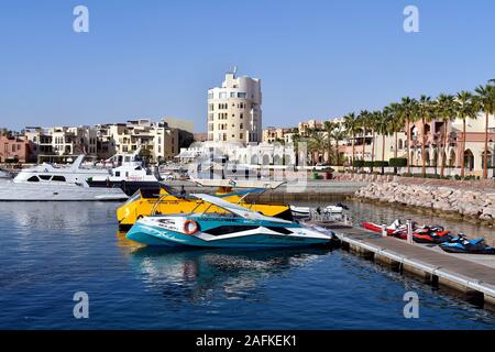 Aqaba, Jordanie - Mars 04, 2019 : Bâtiments et bateaux à Tala Bay Resort, destination touristique sur la Mer Rouge Banque D'Images