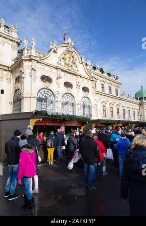 Marché de Noël de Vienne ; personnes shopping dans les stalles, le Palais du Belvédère, Vienne Autriche Europe Banque D'Images