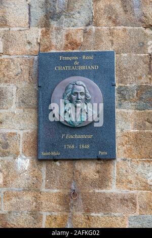 François René de Chateaubriand 1768-1848 plaque au mur à St Malo, Saint Malo, Bretagne, France en décembre - écrivain, homme politique et diplomate Banque D'Images