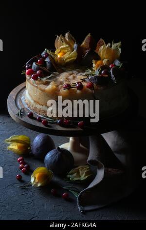 Tarte aux figues et physalis sur un vertical porteur Banque D'Images