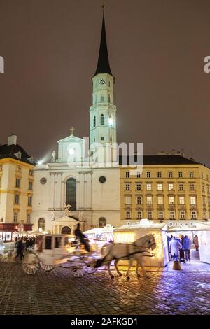 Vienne la nuit ; un cheval et un chariot à St Michaels Church ( Michaelskirche ), la nuit, Vienne, Autriche l'Europe Banque D'Images