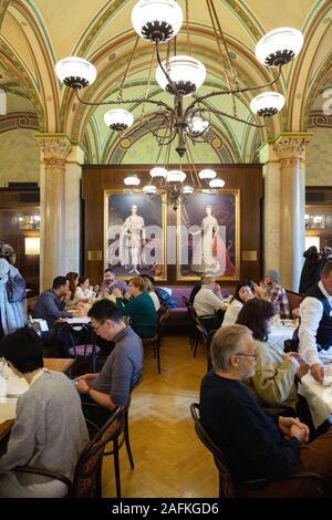 Café central de Vienne, les clients de dîner dans l'intérieur du Café Central, un célèbre café et restaurant de Vienne, Vienne Autriche Europe Banque D'Images