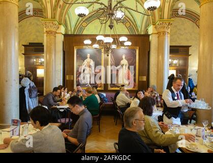 Café central de Vienne, les clients de dîner dans l'intérieur du Café Central, un célèbre café et restaurant de Vienne, Vienne Autriche Europe Banque D'Images