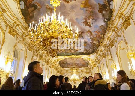 Palais Schonbrunn intérieur ; les touristes dans le grand hall, le bâtiment principal du château, site du patrimoine mondial de l'UNESCO, Vienne Autriche Europe Banque D'Images