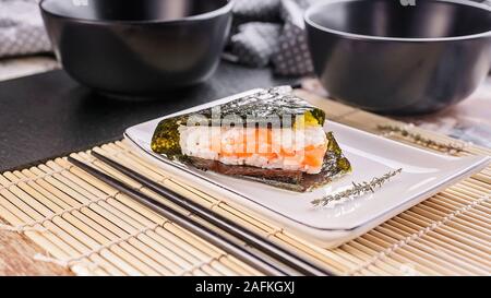 Onigiri au saumon. La cuisine japonaise. Boules de riz farcies Banque D'Images