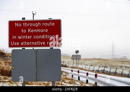 Amulree, Perthshire, Écosse, Royaume-Uni. 14Th Dec 2019. Panneau d'avertissement sur single-track U173 Kenmore à Amulree road vu lors d'une chute de neige hivernale aujourd'hui. Police et Perth et Kinross Conseil plan de fermeture d'une longue plage de 8 km de la pittoresque route par Glen The Quaich pendant 17 semaines, à partir du 23 mai 2019 parce que c'est trop dangereux dans la neige et la glace. La route par Glen The Quaich est considéré comme l'un des plus pittoresques, et dangereux, dans le Perthshire. Banque D'Images