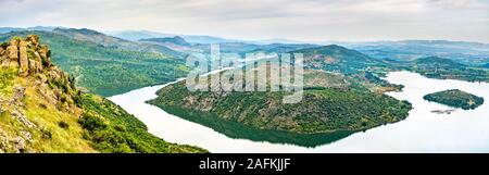 Vue sur le réservoir du barrage de Kestel l'acropole de Pergame en Turquie Banque D'Images