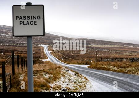 Amulree, Perthshire, Écosse, Royaume-Uni. 14Th Dec 2019. Lieu de passage sur single-track U173 Kenmore à Amulree road vu lors d'une chute de neige hivernale aujourd'hui. Police et Perth et Kinross Conseil plan de fermeture d'une longue plage de 8 km de la pittoresque route par Glen The Quaich pendant 17 semaines, à partir du 23 mai 2019 parce que c'est trop dangereux dans la neige et la glace. La route par Glen The Quaich est considéré comme l'un des plus pittoresques, et dangereux, dans le Perthshire. Iain Masterton/Alamy Live News Banque D'Images