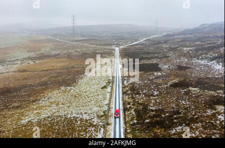 Amulree, Perthshire, Écosse, Royaume-Uni. 14Th Dec 2019. Royal Mail poster van sur single-track U173 Kenmore à Amulree road vu lors d'une chute de neige hivernale aujourd'hui. Police et Perth et Kinross Conseil plan de fermeture d'une longue plage de 8 km de la pittoresque route par Glen The Quaich pendant 17 semaines, à partir du 23 mai 2019 parce que c'est trop dangereux dans la neige et la glace. La route par Glen The Quaich est considéré comme l'un des plus pittoresques, et dangereux, dans le Perthshire. Iain Masterton/Alamy Live News Banque D'Images