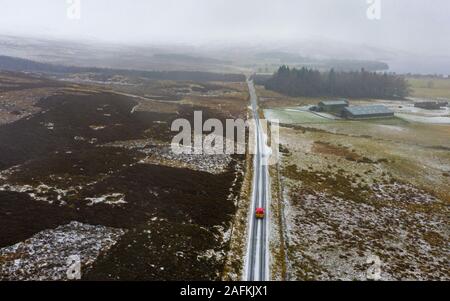 Amulree, Perthshire, Écosse, Royaume-Uni. 14Th Dec 2019. Royal Mail poster van sur single-track U173 Kenmore à Amulree road vu lors d'une chute de neige hivernale aujourd'hui. Police et Perth et Kinross Conseil plan de fermeture d'une longue plage de 8 km de la pittoresque route par Glen The Quaich pendant 17 semaines, à partir du 23 mai 2019 parce que c'est trop dangereux dans la neige et la glace. La route par Glen The Quaich est considéré comme l'un des plus pittoresques, et dangereux, dans le Perthshire. Iain Masterton/Alamy Live News Banque D'Images