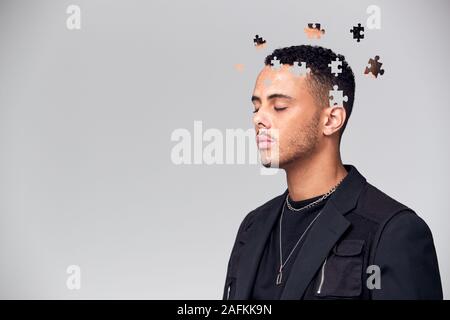 Santé mentale Concept de jeune homme avec morceaux de forme Puzzle manquant dans l'esprit Banque D'Images