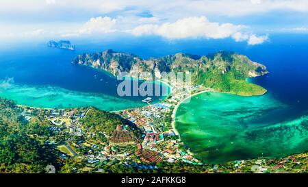 Koh Phi Phi Don, opinion - Paradise Bay avec plages de sable blanc. Vue depuis le haut de l'île tropicale sur Tonsai Village, Ao Tonsai, Ao Dalum. Krabi Banque D'Images