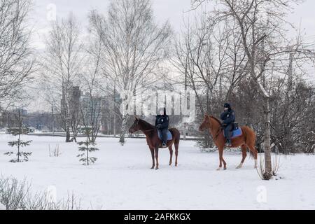 Perm, Russie - 15 décembre 2019 : deux policiers à cheval russe dans un paysage d'hiver Banque D'Images