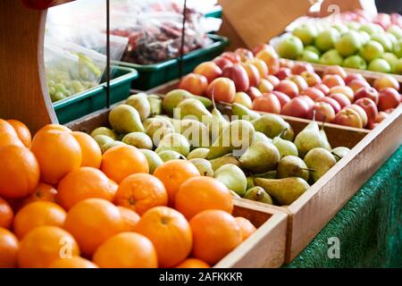 Affichage des Oranges Pommes et poires dans ferme bio Shop Banque D'Images