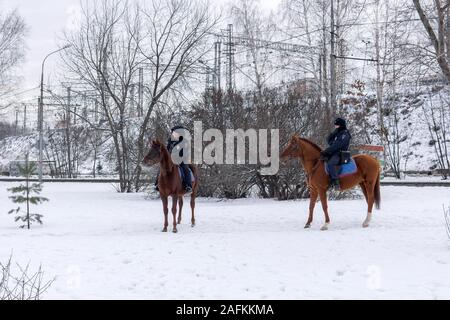 Perm, Russie - 15 décembre 2019 : deux policiers à cheval russe dans un paysage d'hiver Banque D'Images