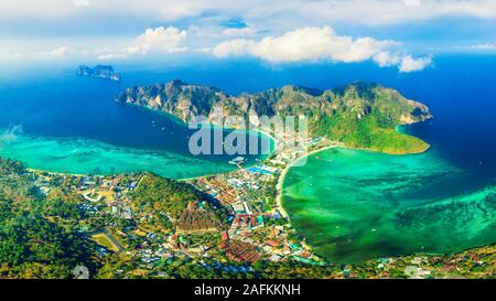 Panorama aérien des îles tropicales Phi Phi Don et Phi Phi Leh en arrière-plan eau de mer azur et ciel bleu à l'horizon. Crabi, Thaïlande Banque D'Images