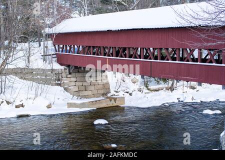 Construit en 1869 et restauré en 1991, c'est NH pont couvert du nombre 47. Pont d'origine a été levée de culées par les eaux de crue en 1869. Il flottait Banque D'Images