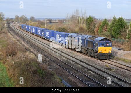 Classe 66 DRS Locomotive Diesel 66421 tire dans Elford boucle avec un Tees Dock - Daventry (Tesco) train de conteneurs, le 2 décembre 2019 Banque D'Images