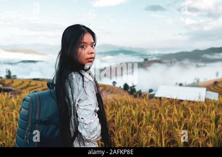 Femme marche dans le champ de riz Bali Banque D'Images