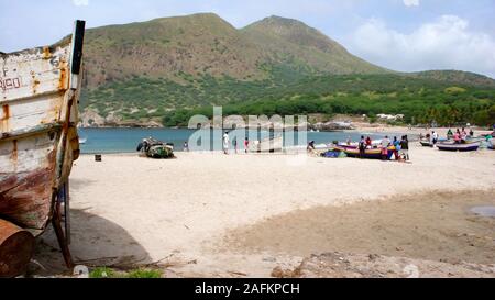 Tarrafal, Santiago / Cap Vert - 12. Novembre, 2015 : les pêcheurs et les villageois vérifier sur la prise du jour sur la plage de Tarrafal au Cap Vert Banque D'Images