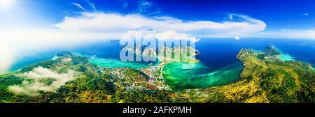 Panorama aérien des îles tropicales Phi Phi Don et Phi Phi Leh en arrière-plan eau de mer azur et ciel bleu à l'horizon. Crabi, Thaïlande Banque D'Images