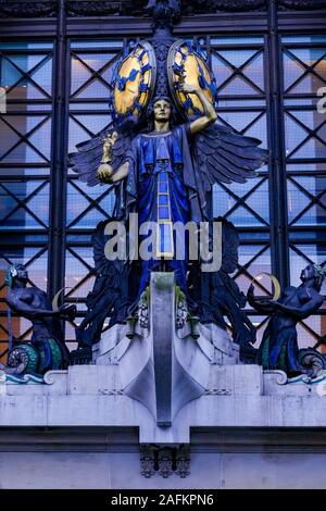 Horloge à l'entrée principale ornée d'Oxford Street, Selfridges. London, England, UK Banque D'Images