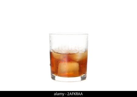 Verre de whisky avec des glaçons isolé sur fond blanc Banque D'Images