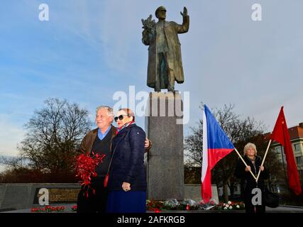 Prague, République tchèque. Dec 16, 2019. Petite-fille du maréchal soviétique Ivan Koniev, Yelena, Brada-rybnÍcek 31 2e de gauche, accompagné de l'Ambassadeur de la Russie Alexander Zmeyevsky et premier vice-président communiste Petr Simunek jeter fleur à mémoire de Konev à Prague, en République tchèque, le 16 décembre 2019. Photo : CTK/Vondrous Romain Photo/Alamy Live News Banque D'Images