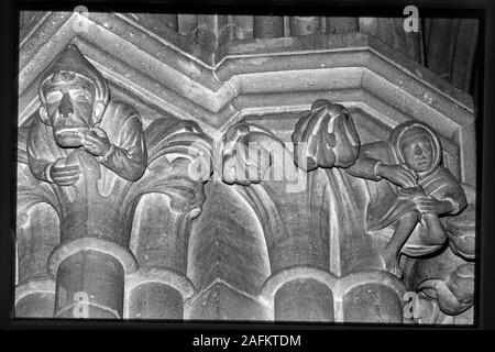 Go '80 : Wells cathédrale St Andrew carving : homme avec une rage de dents Banque D'Images