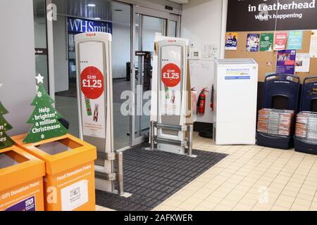 Supermarché Sainsbury des barrières de sécurité à l'entrée de magasin, interne, 2019 Banque D'Images