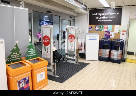 Supermarché Sainsbury des barrières de sécurité à l'entrée de magasin, interne, 2019 Banque D'Images