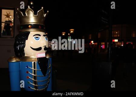 Un soldat Casse-noisette à l'angle de la Grande Rue d'Epsom de nuit, Epsom, Surrey, UK, 2019 Banque D'Images