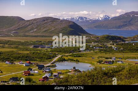 HILLESØY, comté de Troms, NORVÈGE - côte et les montagnes dans le nord de la Norvège. Banque D'Images