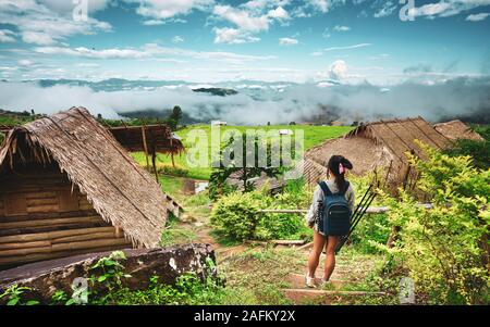 Femme marche dans le champ de riz Bali Banque D'Images