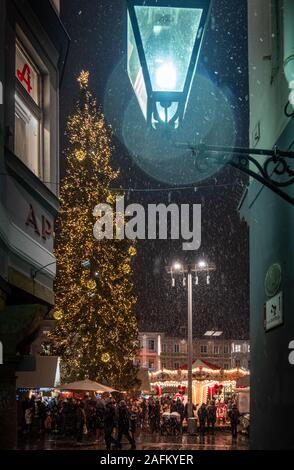 Neige sur marché de Noël Christkindlmarkt avec carousel et l'arbre de Noël sur la place principale de Graz, en Styrie, Autriche Banque D'Images