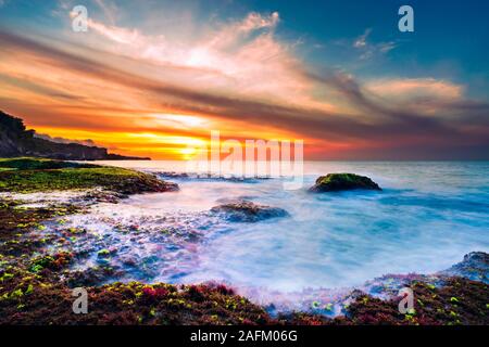 Magnifique coucher de soleil sur la plage tropicale Banque D'Images