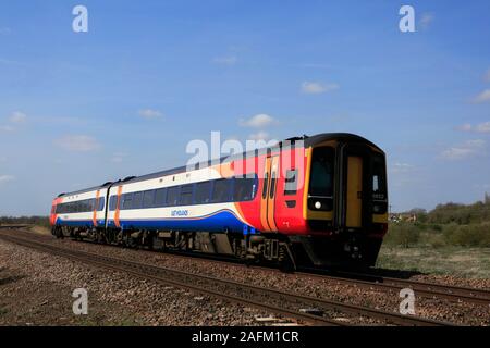 East Midlands, le train 158 852 passant Whittlesey town, Fenland, Cambridgeshire, Angleterre Banque D'Images