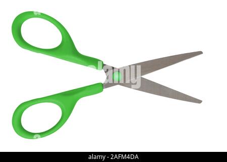 Ouvrez ciseaux avec poignées vertes isolé sur fond blanc Banque D'Images