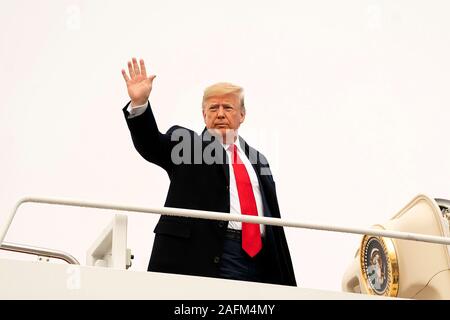 Le Président américain Donald vagues lorsqu'il monte à l'Air Force One sur son chemin vers le 120e match de football Army-Navy à Philadelphie à partir de la base aérienne d'Andrews, 14 décembre 2019 à Clinton, Maryland. Banque D'Images
