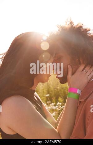 Tête et épaules Close Up of Young Romantic Couple Hugging In Campagne Champ avec coucher de soleil Banque D'Images