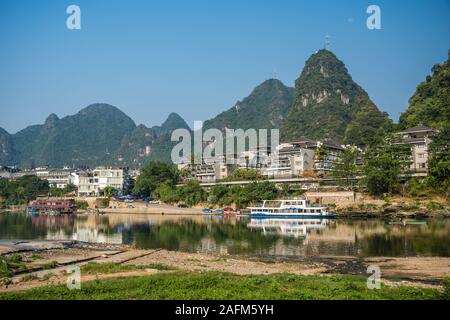 Yangshuo, Chine - Août 2019 : Au bord de la rive du fleuve Li ci-dessus et traversée en ferry boat landing Banque D'Images