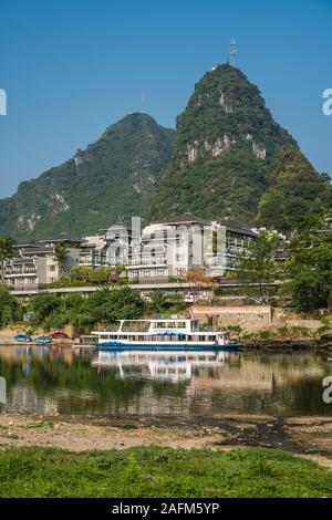 Yangshuo, Chine - Août 2019 : Au bord de la rive du fleuve Li ci-dessus et traversée en ferry boat landing Banque D'Images