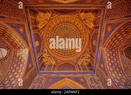 Interior shot avec plafond décoré d'or de la Madrasa Tilya-Kori Madrasah ou Tilla Kari dans de célèbres de Registan Samarkand (Ouzbékistan), l'Asie centrale Banque D'Images