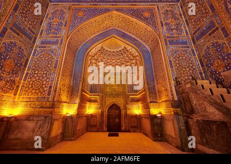 Interior shot avec plafond décoré d'or de la Madrasa Tilya-Kori Madrasah ou Tilla Kari dans de célèbres de Registan Samarkand (Ouzbékistan), l'Asie centrale Banque D'Images