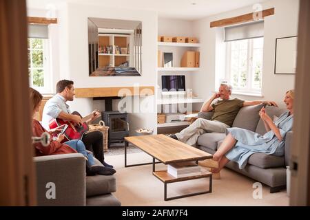 Famille avec parents et enfants adultes senior dans le salon de détente ensemble, à la maison Banque D'Images