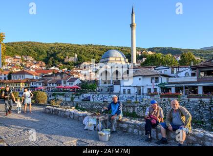 À l'ensemble de la vieille ville de Prizren et la mosquée de Sinan Pacha à partir de la rivière Bistrica. Au Kosovo, Balkans central. Banque D'Images
