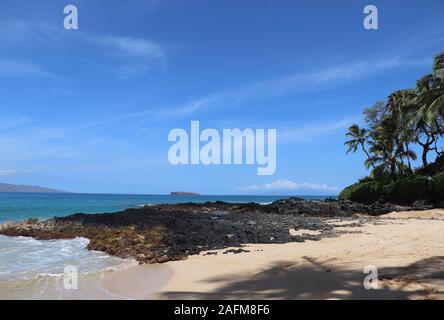 Lonely bay sur Hawaii Maui beach palmiers Makena Cove Banque D'Images