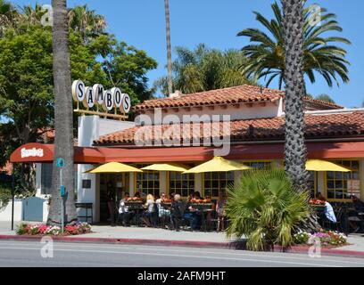 Les gens à manger sur la terrasse en Sambos restaurant, le dernier de la chaîne de restaurants Sambos à rester en affaires, situé à Santa Barbara, CA, USA Banque D'Images